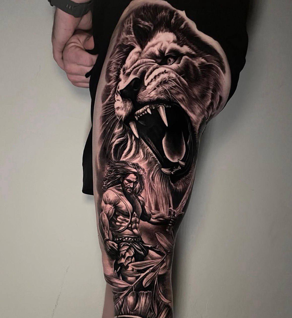 Realistické tetování lva a bojovníka na noze / Black and grey realism lion and warrior leg tattoo