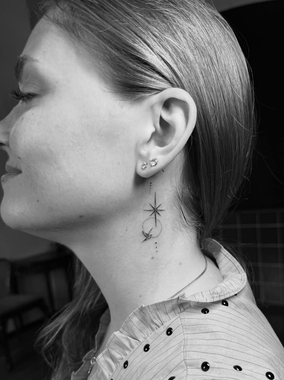 Jemné fine line tetování hvězdy za uchem / Fine line star tattoo behind the ear