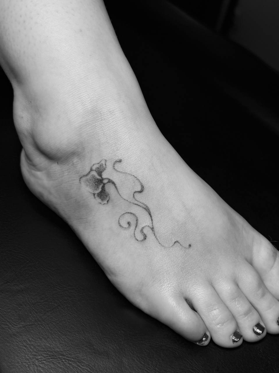 Fine line tetování na chodidle / Fine line tattoo on the foot