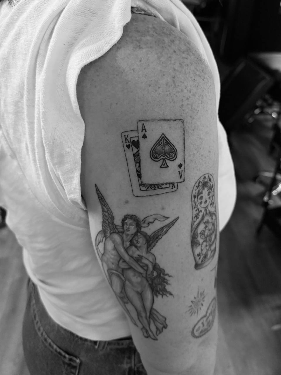 Fine line tetování na paži - hrací karty a andělé / Fine line playing cards and cherubs tattoo on the arm