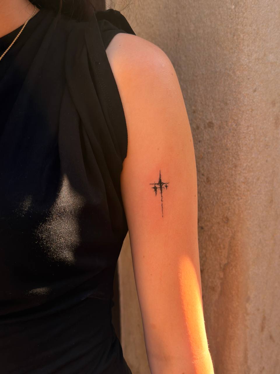 Minimalistické fine line tetování na paži / Minimal fine line tattoo on the upper arm