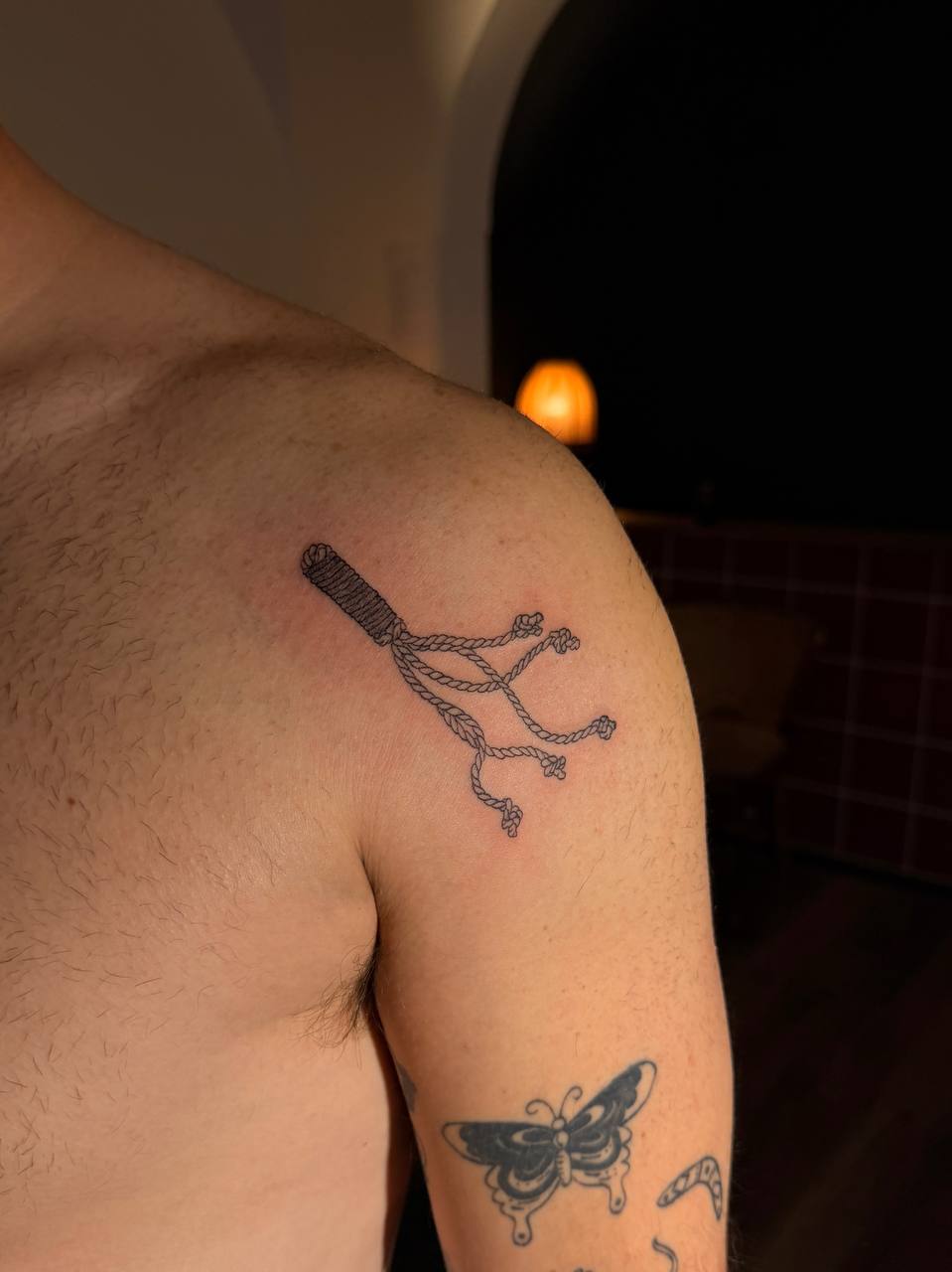 Fine line tetování na rameni - klíč a motýl / Fine line key and butterfly tattoo on the shoulder