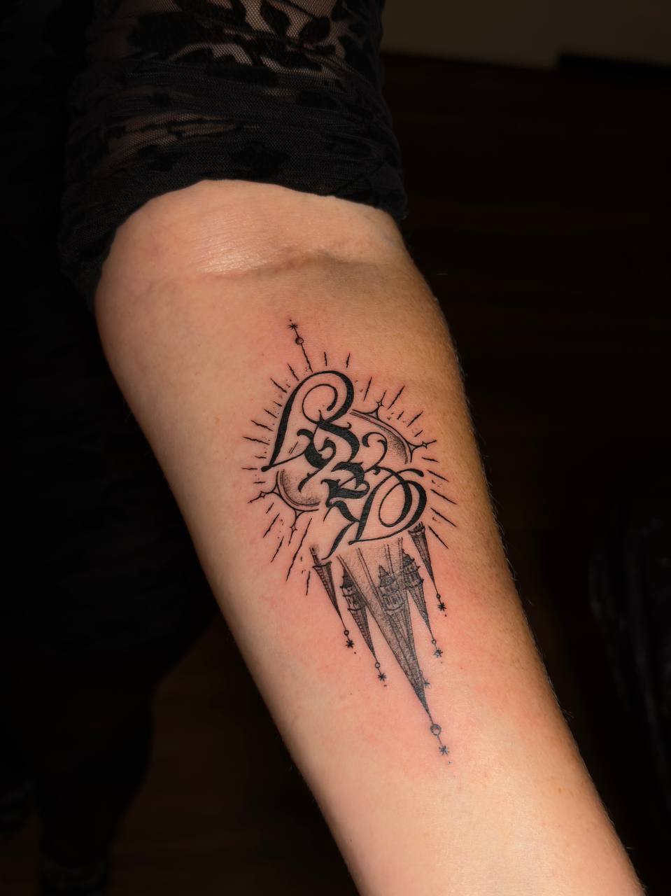 Graphic tetování na předloktí - ornamentální lettering s paprsky / Graphic lettering tattoo with rays on the forearm