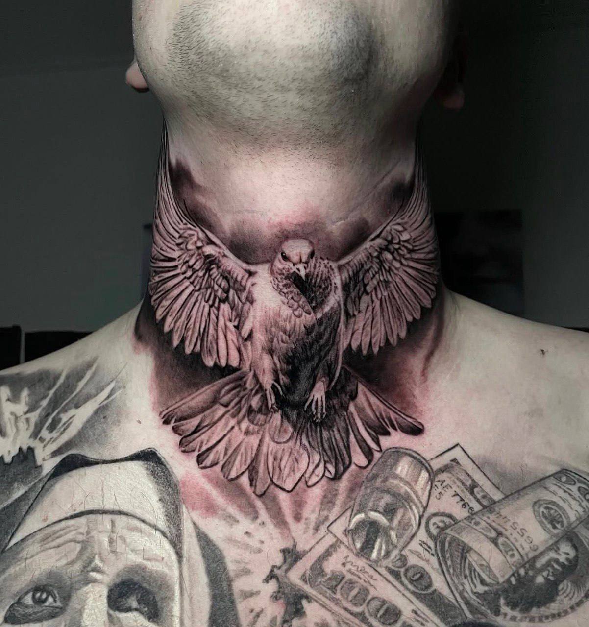 Realistické tetování holubice na krku / Black and grey realism dove tattoo on the neck
