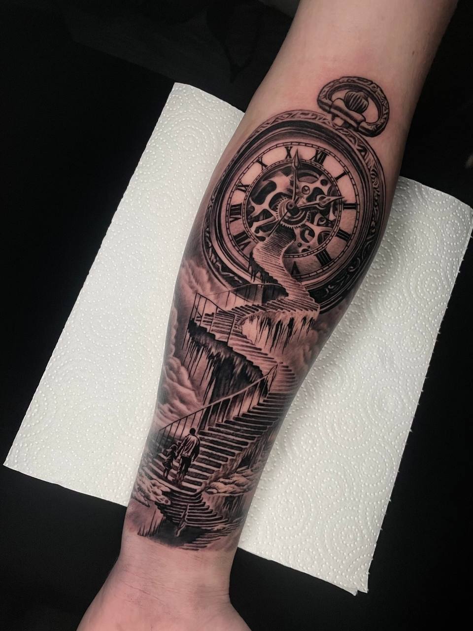Realistické tetování kompasu a schodiště na předloktí / Black and grey realism compass and stairway forearm tattoo